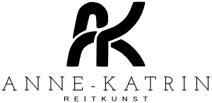 Logo von Anne-Katrin Reitkunst mit stilisiertem AK-Monogramm in elegantem Schwarz-Weiß-Design
