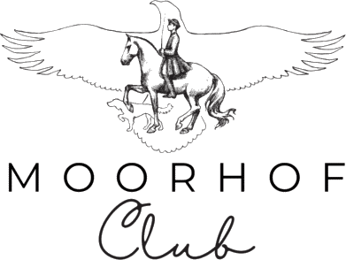 Logo Moorhof Club mit geflügeltem Pferd und Reiter im klassischen Dressurstil, elegantes Reitclub-Emblem